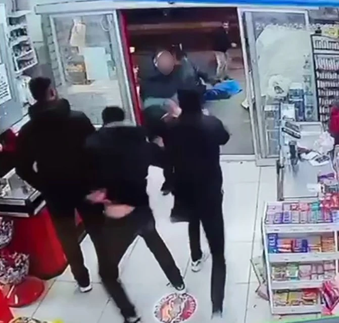 Markette Silahlı Çatışma Korku Dolu Anlar Kamerada