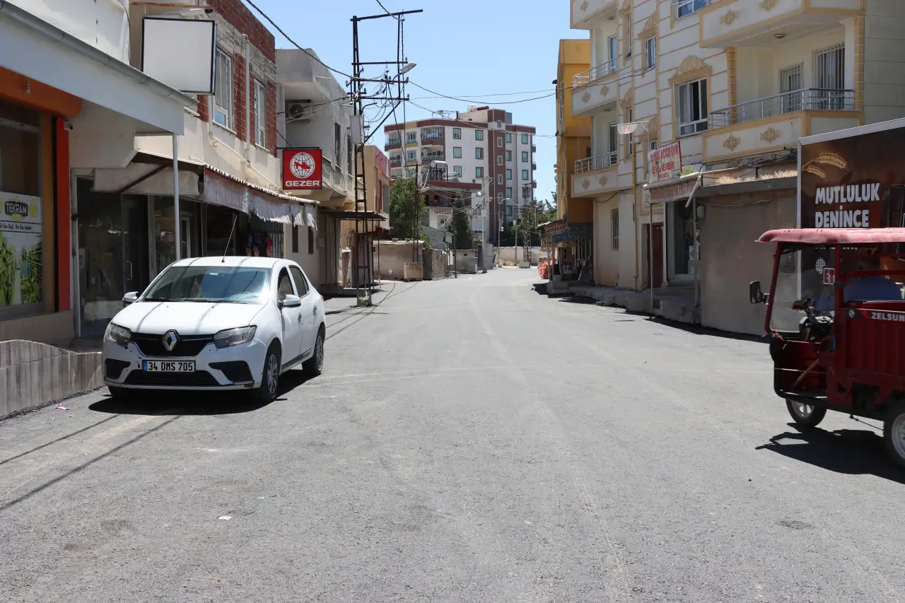 Şanlıurfa'nın O İlçesinde Yaklaşık 6 Kilometrelik Sıcak Asfalt Hamlesi Başladı