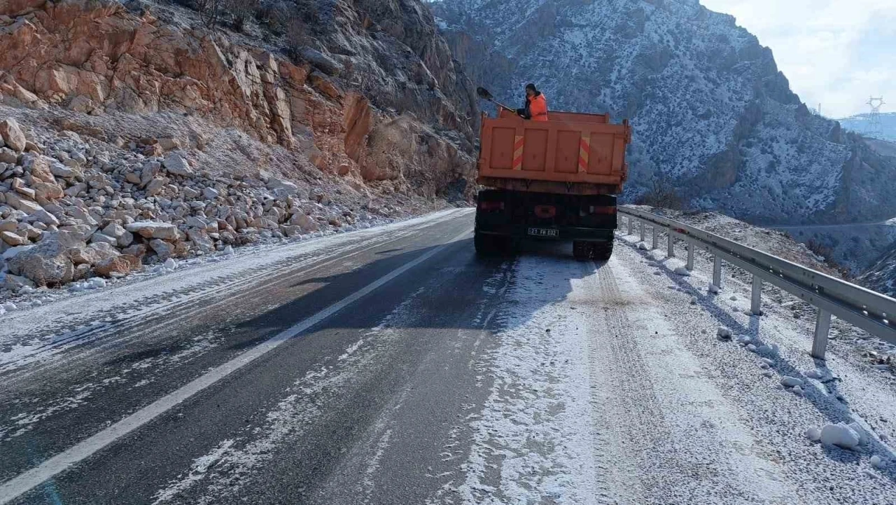 Buzlanmaya Karşı Tuzlama Çalışmaları Devam Ediyor