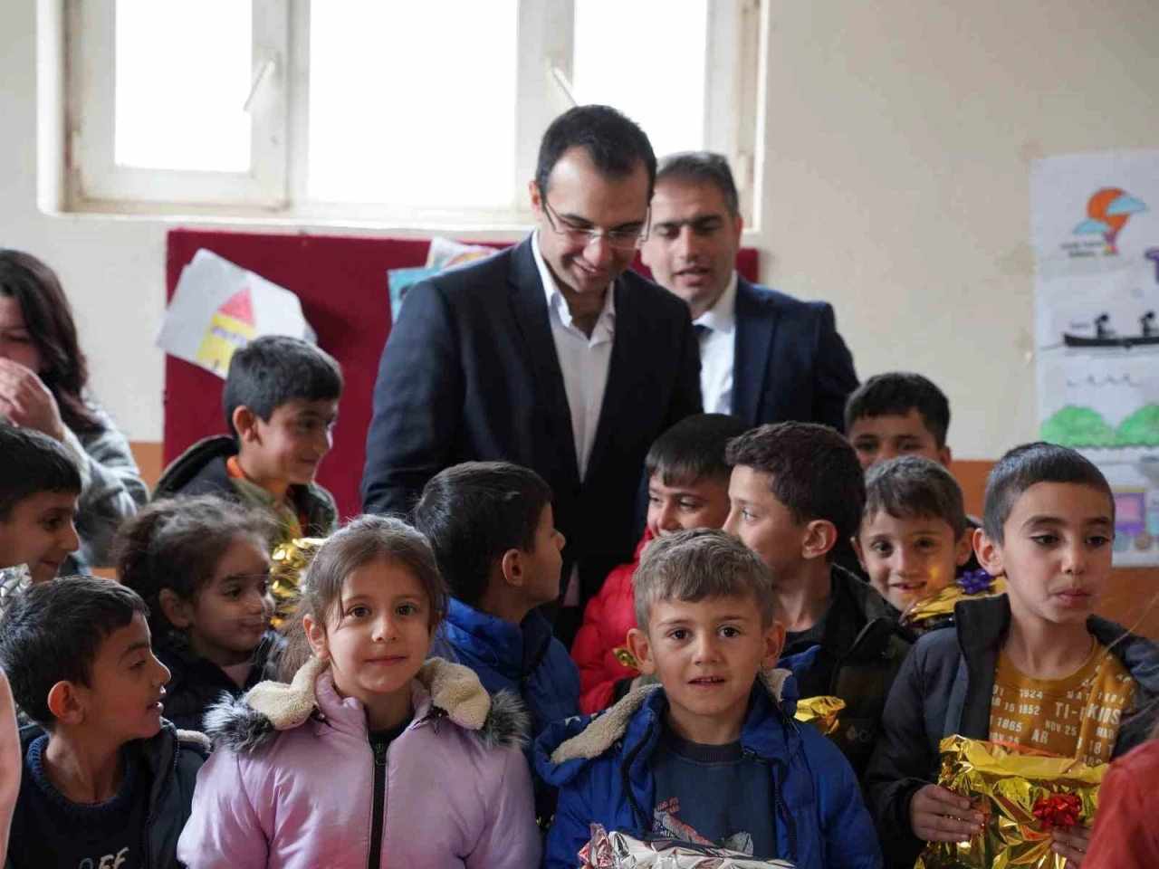 Kadınların Ördüğü Bere, Atkı ve Eldivenler Öğrencilere Dağıtıldı