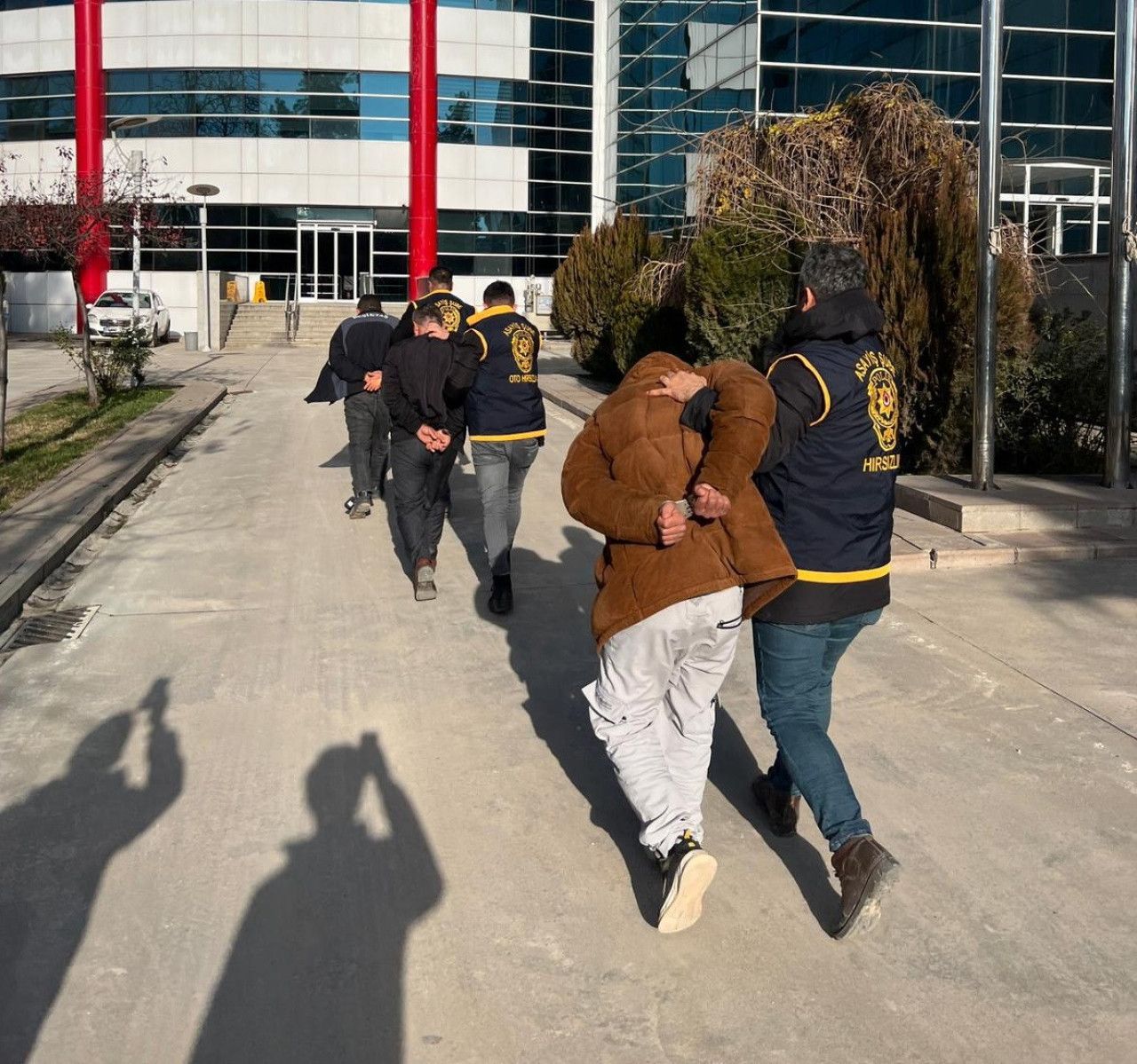 Ev ve İş Yerlerine Dadanan Hırsızlar Yakayı Ele Verdi