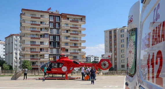 Yüksekten Düşen 8 Yaşındaki Çocuk İçin Ambulans Helikopter Havalandı