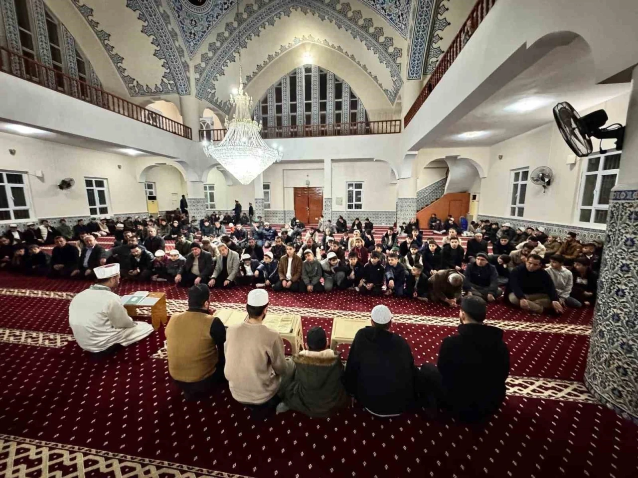 Berat Kandili Coşkusu: Camiler Dolup Taştı