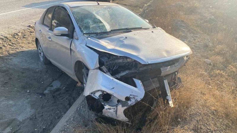 Otomobil menfeze savruldu, sürücü yaralandı