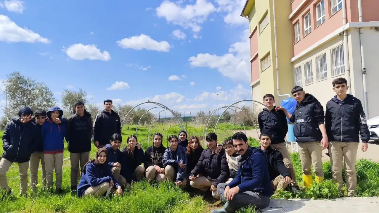 Siverek’te Tarımın Genç Neferleri Sahaya İndi: Okul Bahçesinde Modern Sera Hamlesi!