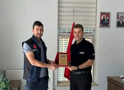 Tayin Olan AFAD Personeline Teşekkür Plaketi