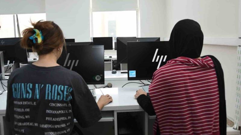 Üniversitesinde bilgisayar laboratuvarları hizmete girdi