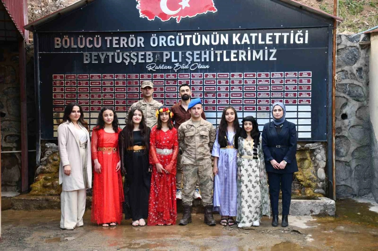 Polis, Jandarma, Öğretmen ve Öğrenciler ’Çanakkale İçinde’ Türküsünü Seslendirdi