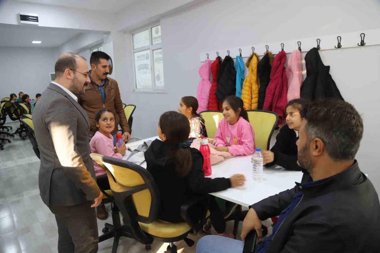Gençler İçin Kitap Kafe Açıldı