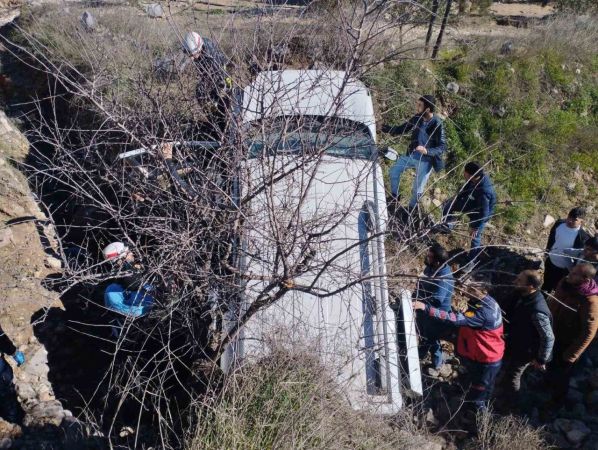 Araç Şarampole Devrildi: 2 Kişi Yaralandı