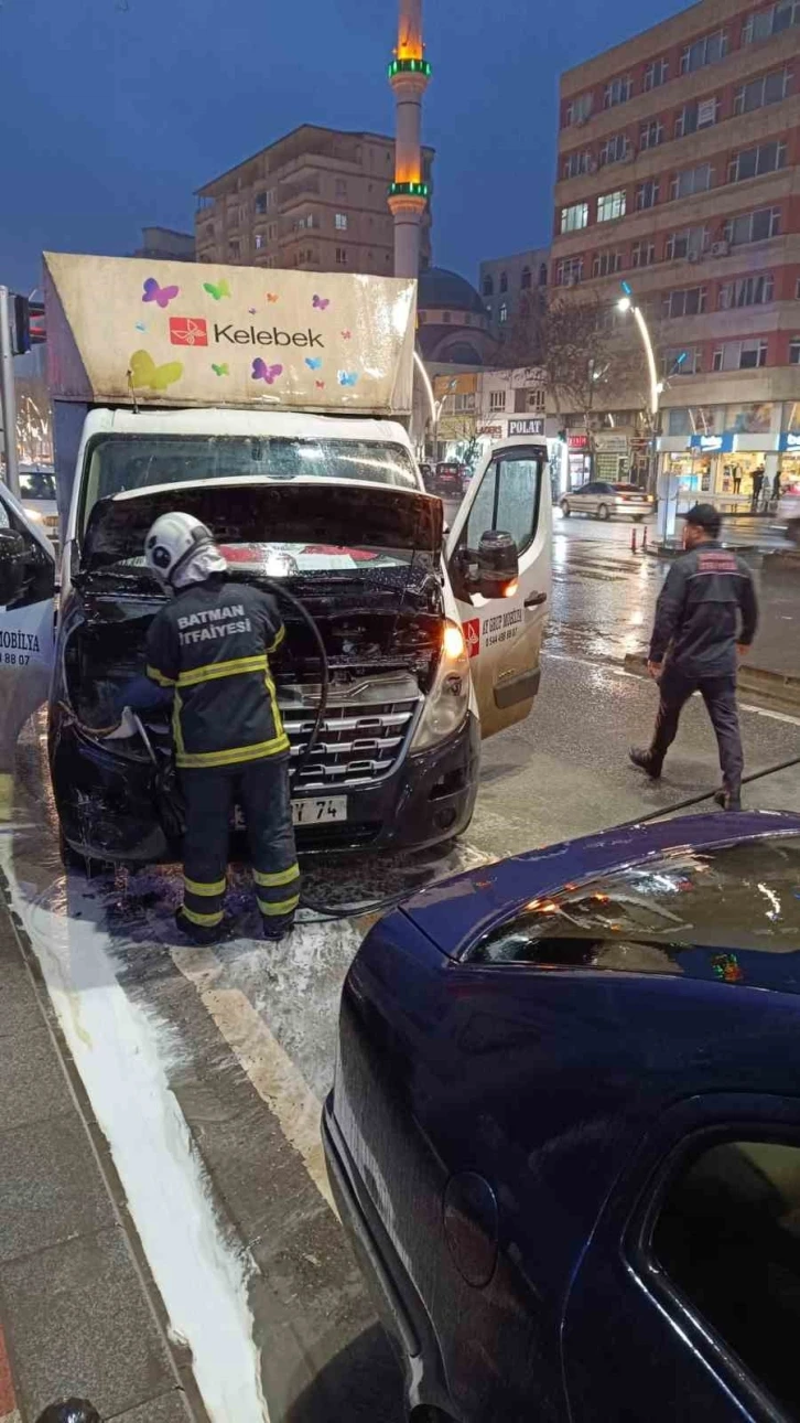 Batman'da Park Halindeki Kamyonet Alevlere Teslim Oldu