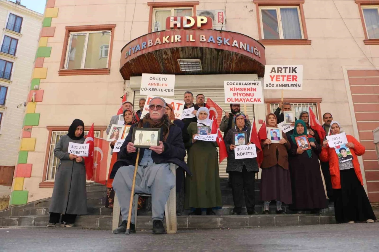 Diyarbakır'daki Evlat Nöbetine Katıldı