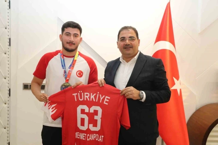 Dünya Şampiyonu Abdulsemet Ocakoğlu'na Başkan Canpolat'tan Tebrik