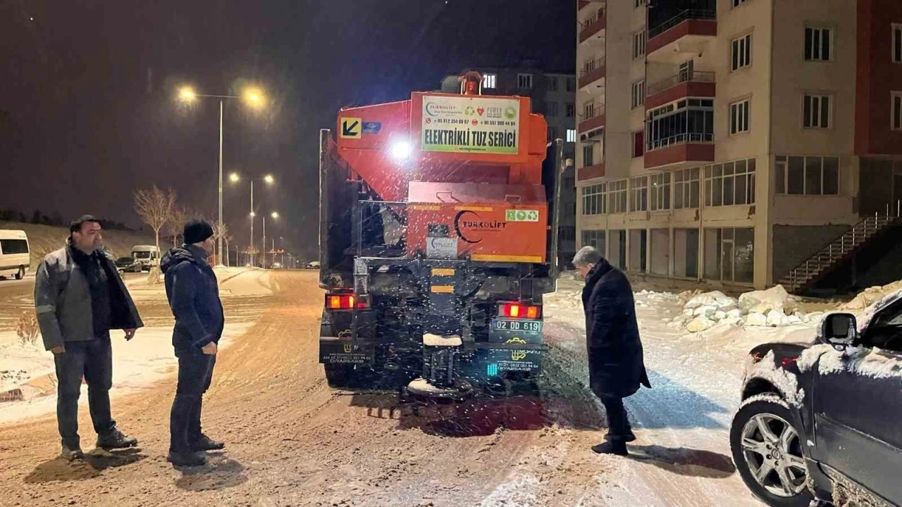 Kar Temizleme ve Tuzlama Çalışmaları Devam Ediyor