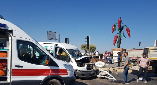 Tır ile Minibüs Çarpıştı