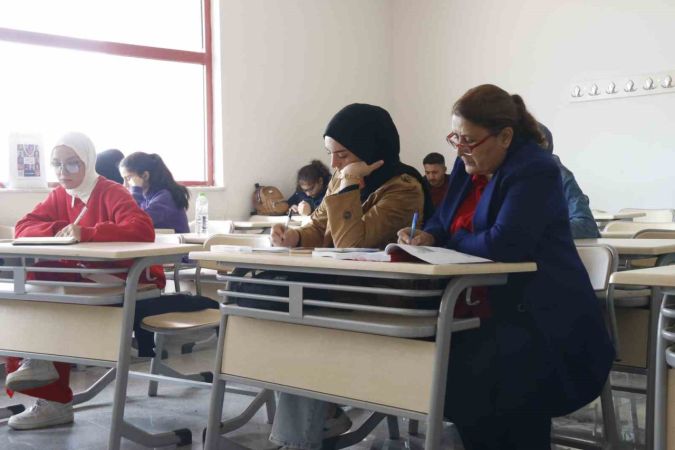 Ev hanımlığı yapmaktan sıkıldı, 60 yaşında çift ana dal ile üniversite okuyor