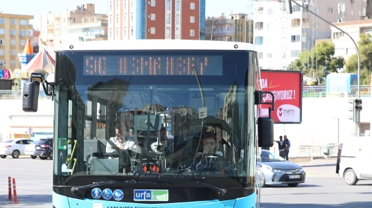İlk Kadın Belediye Otobüsü Şoförü Direksiyon Başında