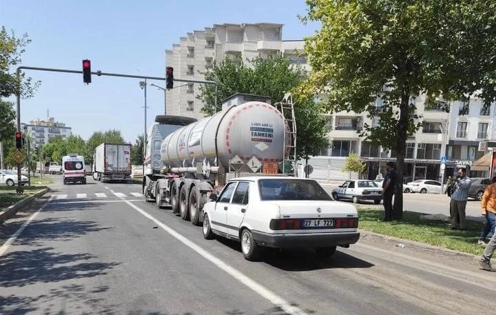 Işıklarda Bekleyen Tıra Çarpan Otomobilde 2 Kişi Yaralandı