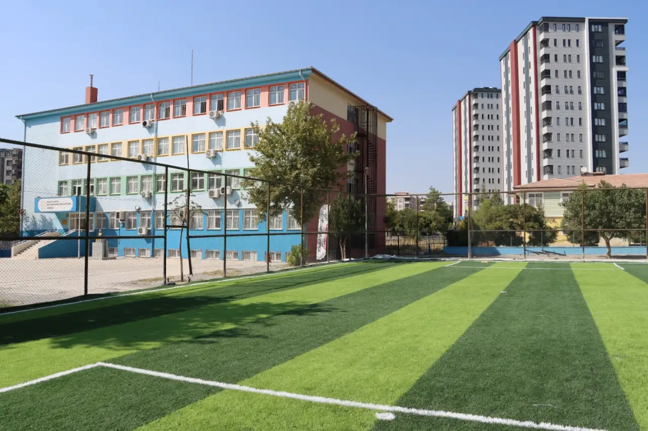 5 Okula 5 Sentetik Çim Saha: Öğrenciler İçin Spor Alanları Yenileniyor