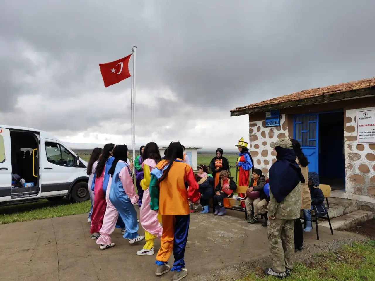 Siverek'te Gönül Köprüsü: Liseli Gençler Köy Okullarına Umut Taşıdı