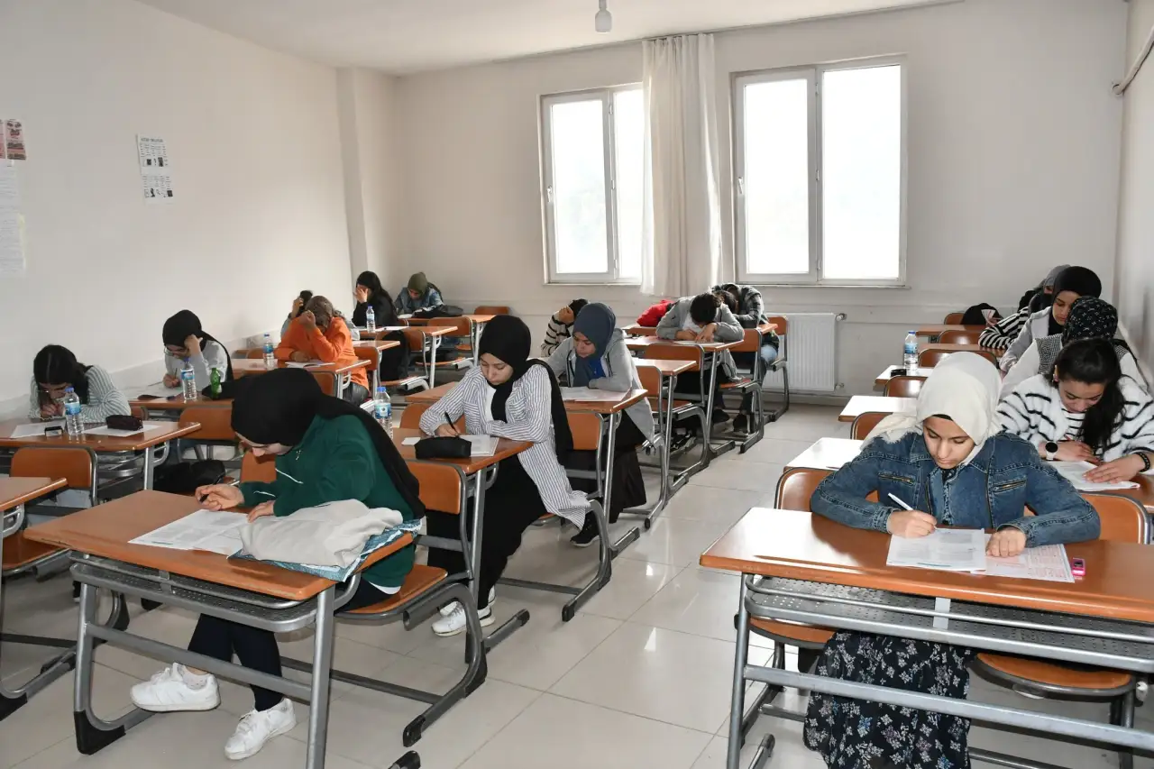 Siverek’te YKS İçin Türkiye Geneli Deneme Sınavı Yapıldı