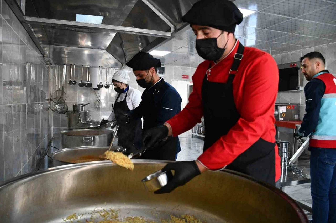 Yetim ve Muhtaç Ailelere 8 Yıldır 3 Öğün Sıcak Yemek Dağıtılıyor
