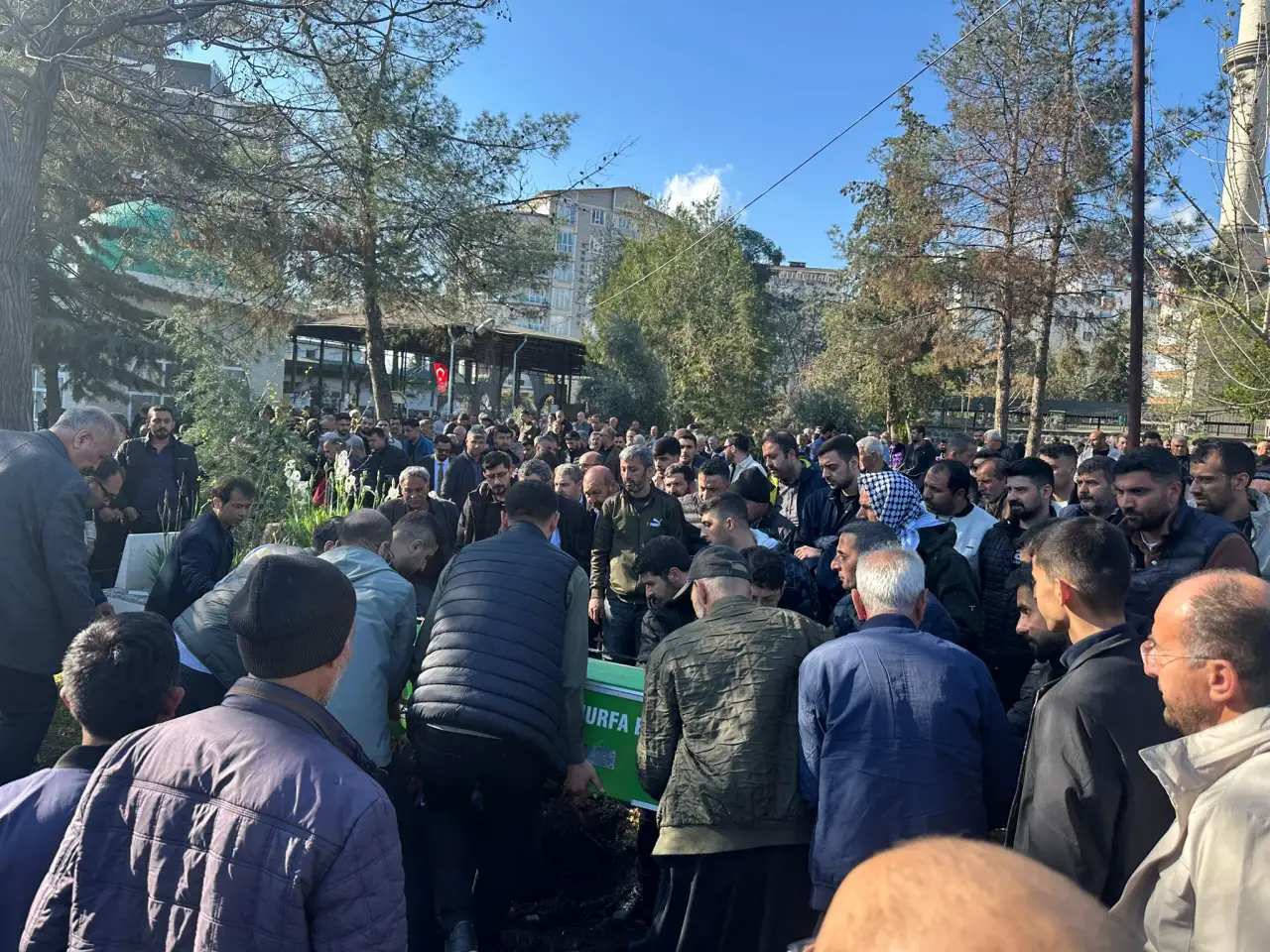 Siverek’in Hizmet Çınarı Ali Gelener, Dualar ve Gözyaşları Eşliğinde Son Yolculuğuna Uğurlandı