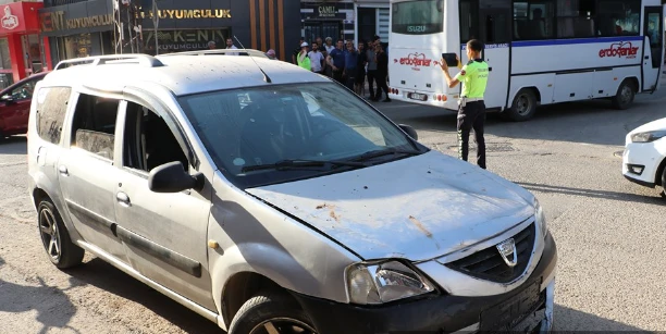 Hafif Ticari Araçla Çarpışan Motosikletteki 2 Kişi Yaralandı