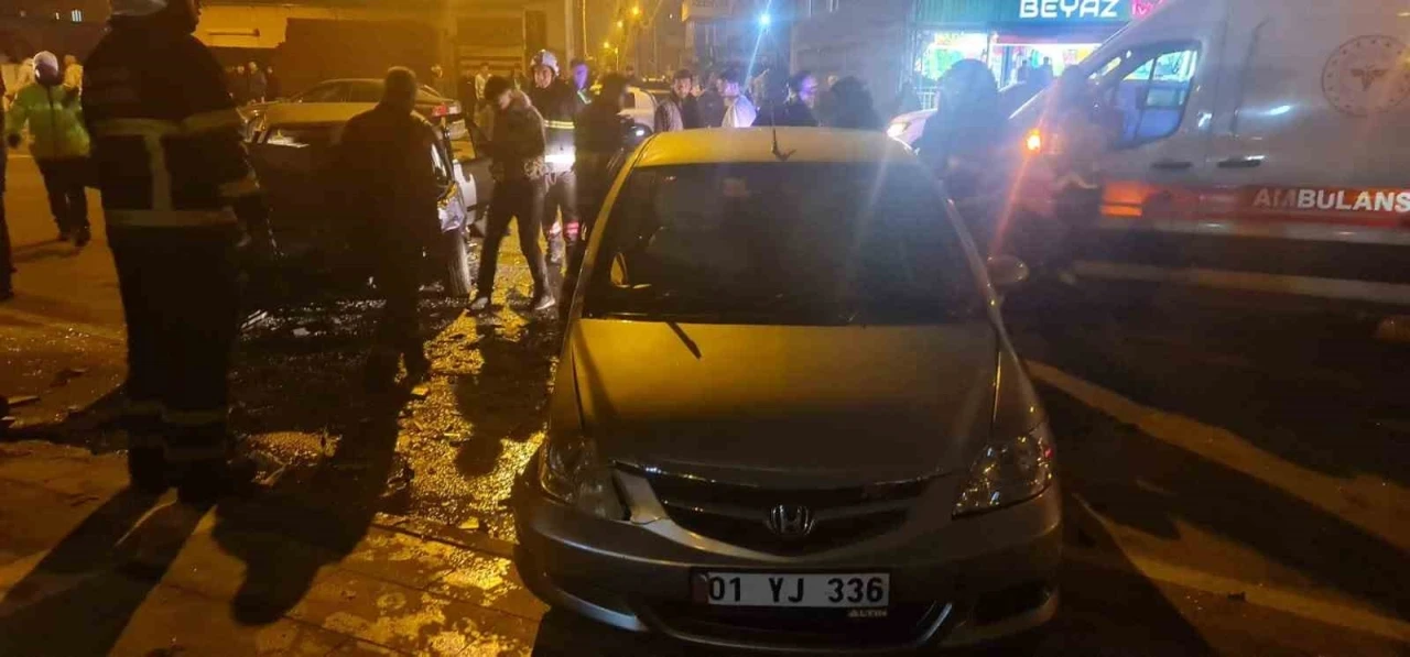 Feci Kaza İki Otomobil Çarpıştı, 2 Yaralı