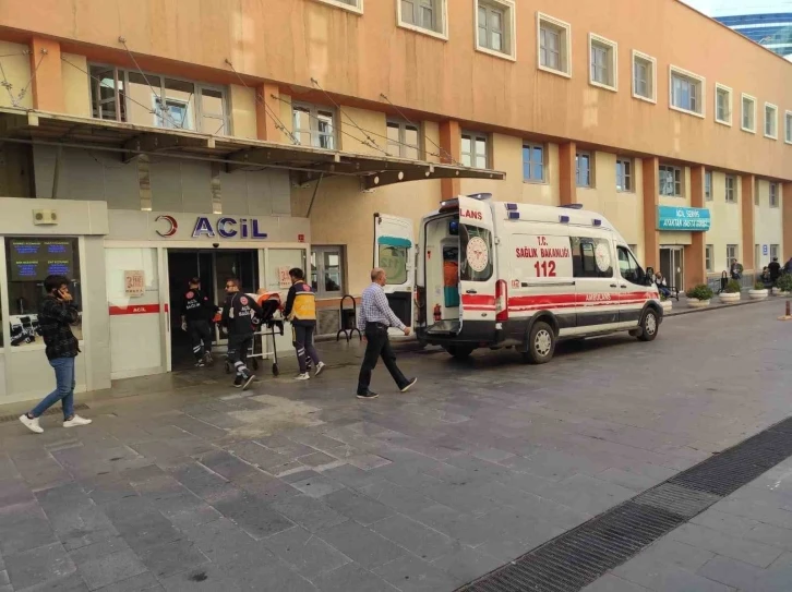 Batman'da Minibüs ve Traktör Çarpışması: Sürücü Sıkıştı, Kurtarıldı