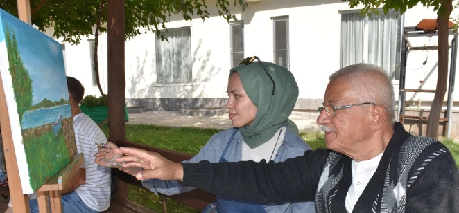 Yaşlıların Anıları Tuvale Döküldü