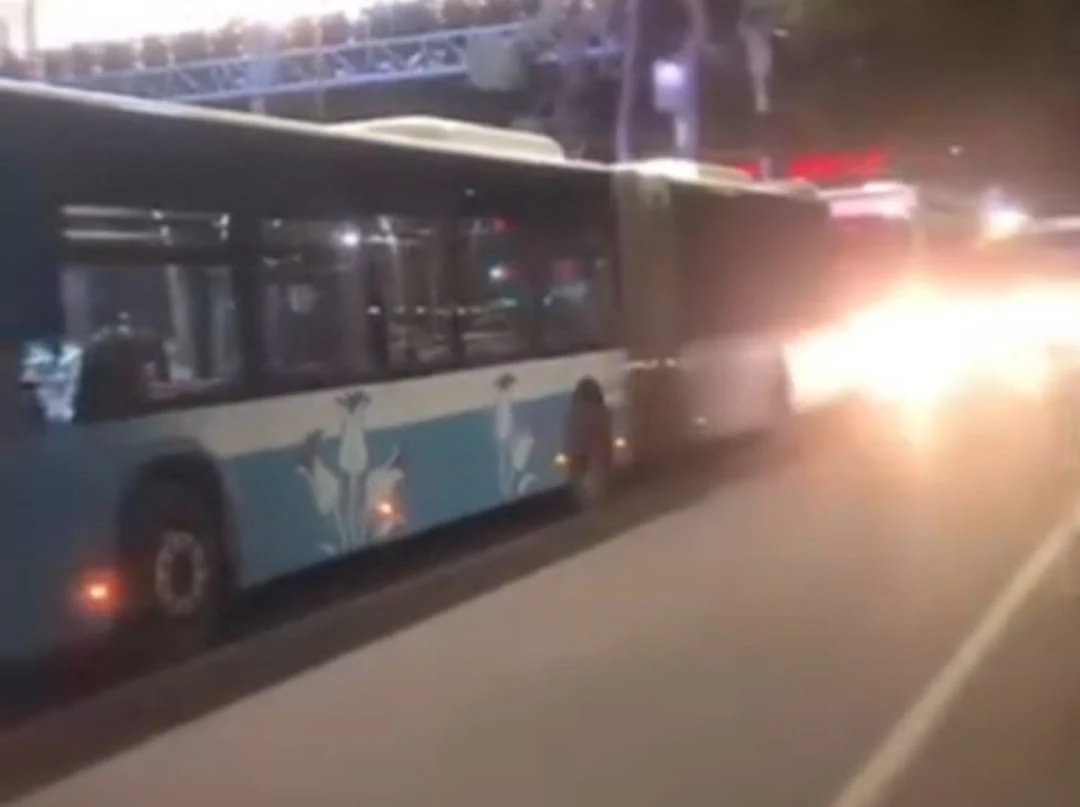 Otobüs ile Motosikletin Çarpışması Sonucu 2 Kişi Yaralandı