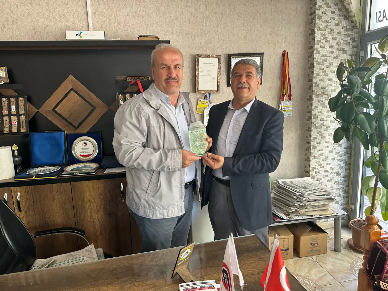 Siverek’te Kuaförler ve Güzellik Salonlarına Yönelik Verilen Eğitime Destek verenlere Plaket