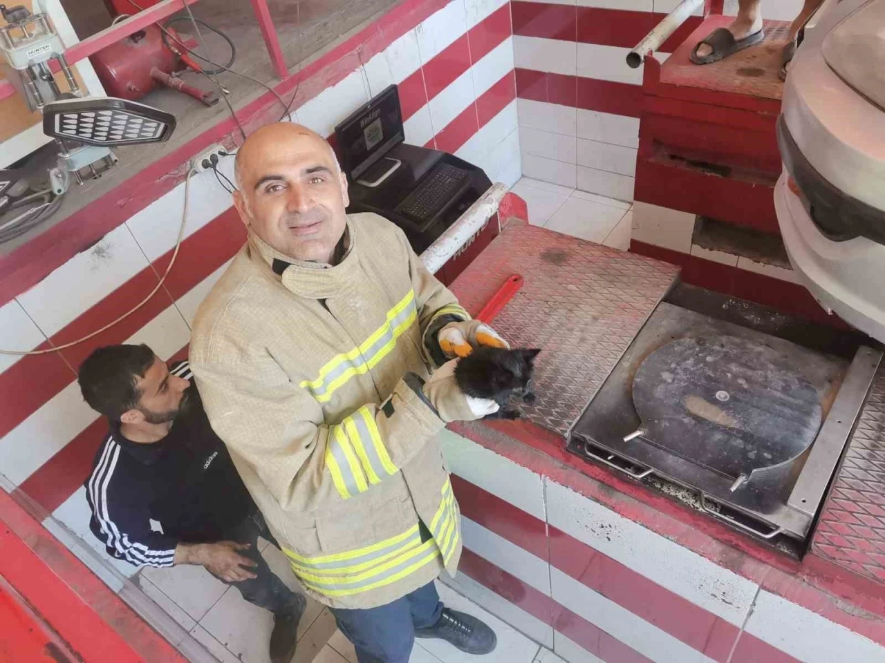 Otomobilin Motoruna Sıkışan Yavru Kedi İtfaiye Tarafından Kurtarıldı