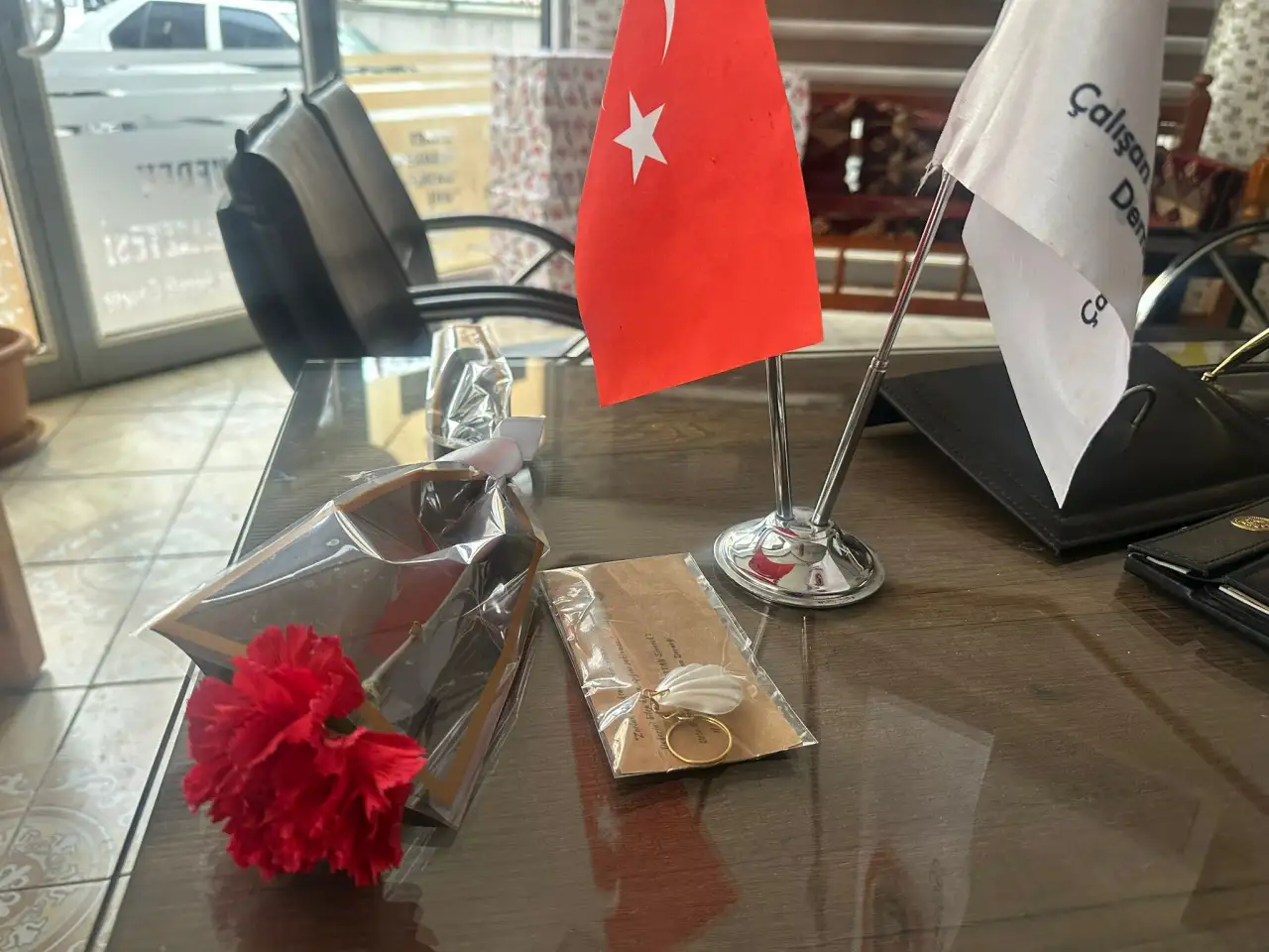 Siverek Medyasının Güçlü Sesine Anlamlı Jest: SİVİLDER’den Sercan Donan’a Karanfilli Teşekkür!