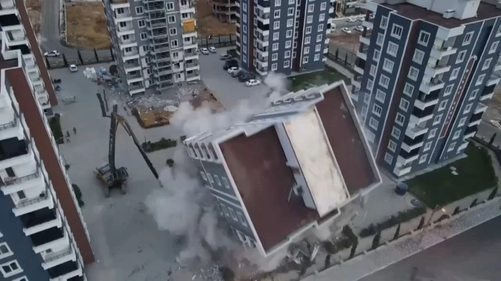 Ağır Hasarlı 9 Katlı Binanın Yıkılışı Panik Yarattı
