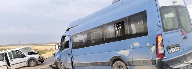 Minibüs ile Hafif Ticari Araç Çarpıştı