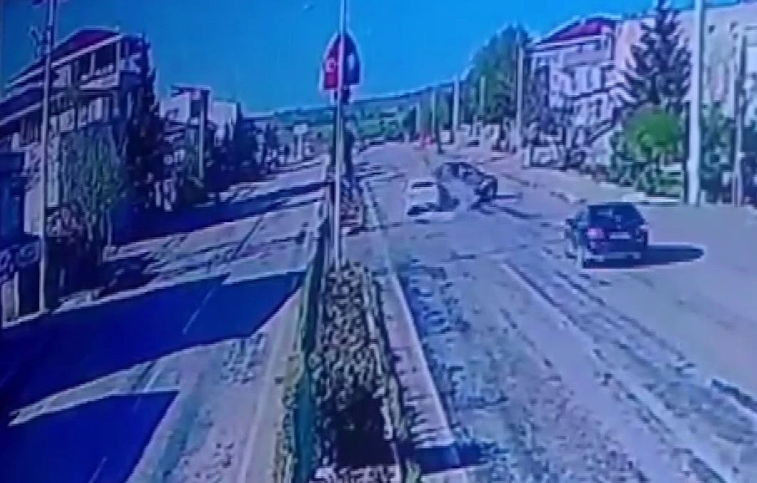 Feci Kaza Kamerada: İki Otomobil Çarpıştı, 6 Kişi Yaralandı