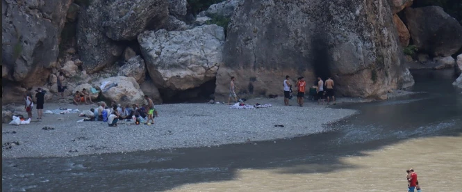 Vatandaşlar Kahta Çayı'na Akın Ediyor
