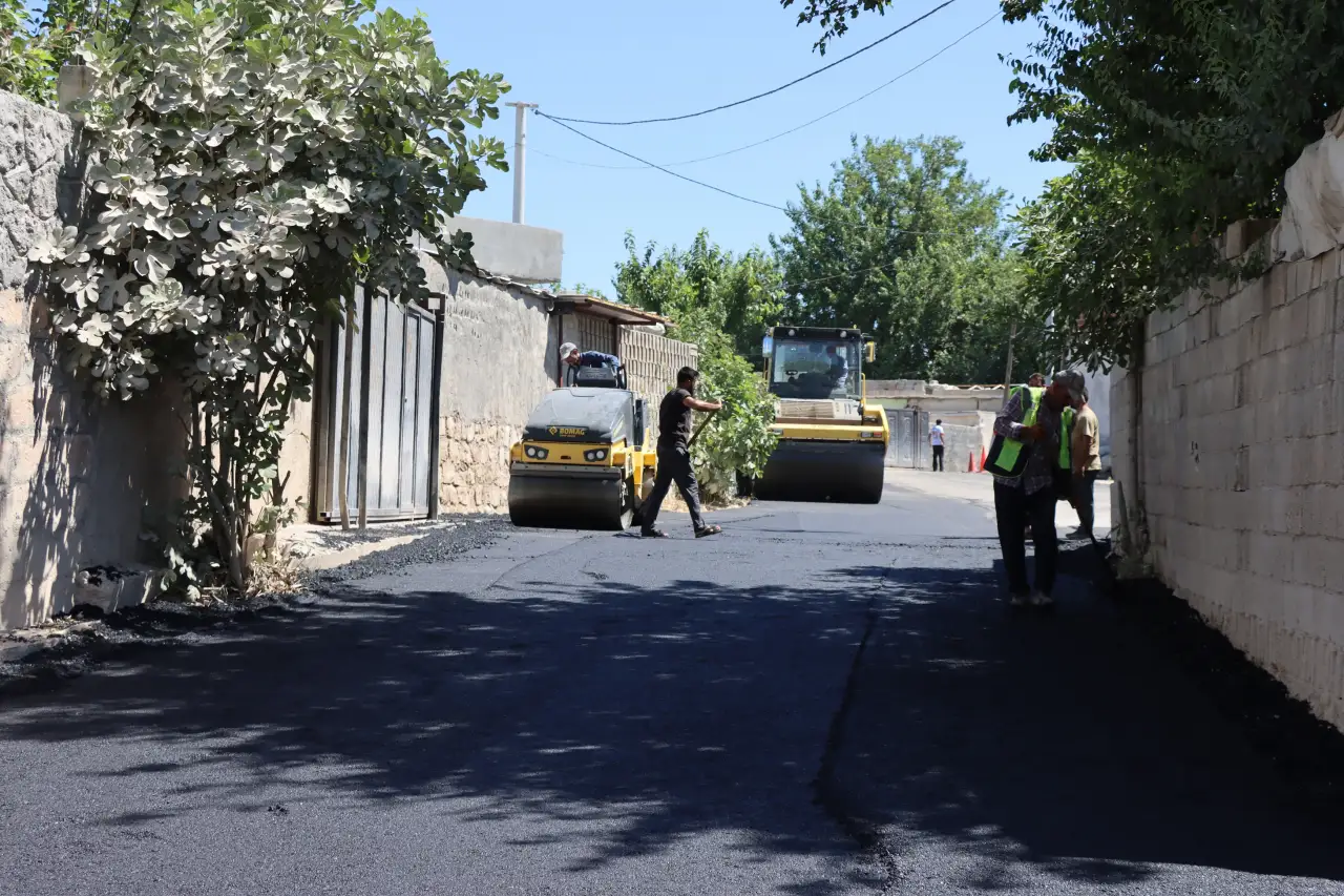 Şanlıurfa'nın O İlçesinde Yaklaşık 6 Kilometrelik Sıcak Asfalt Hamlesi Başladı