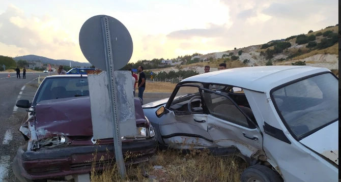 İki Otomobilin Çarpışması Sonucu 4 Kişi Yaralandı