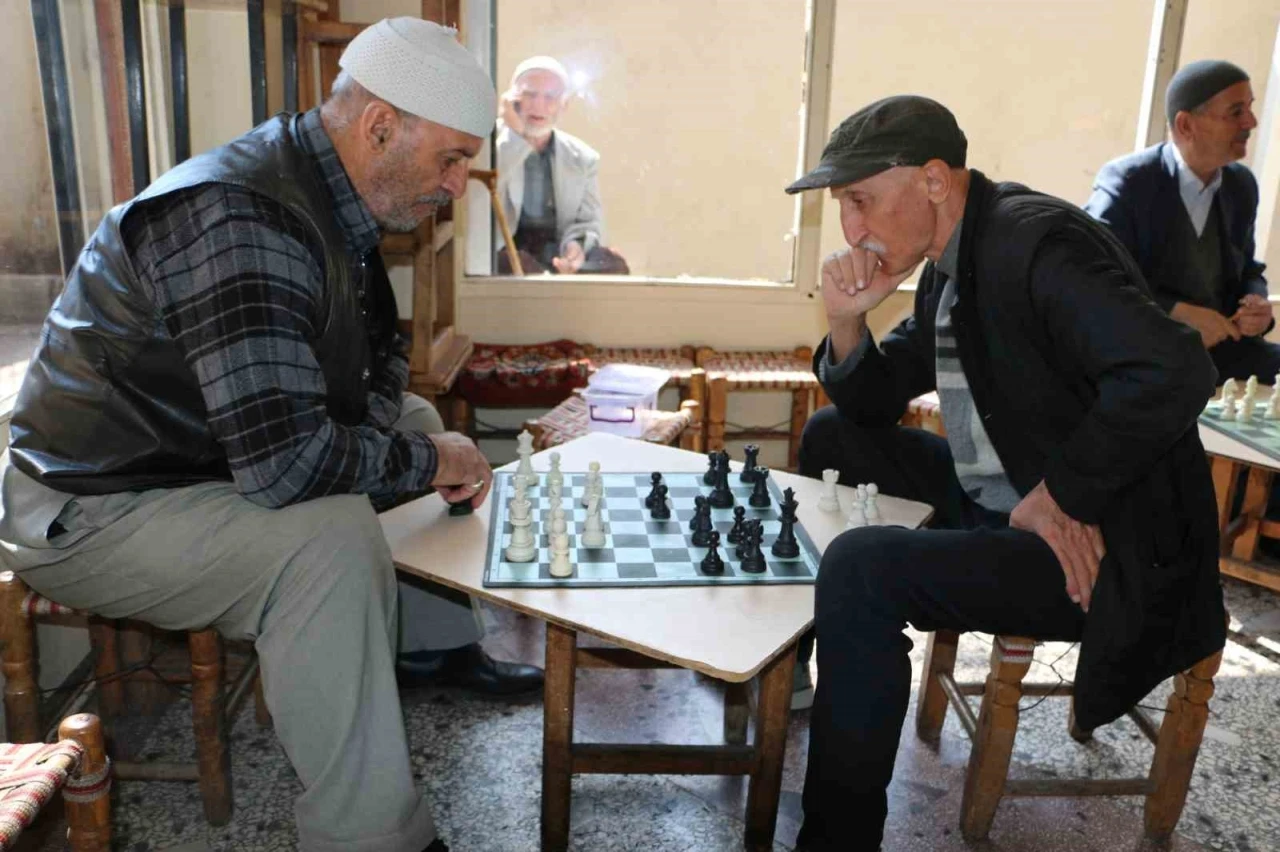 İftar Vakti Satrançla Geçiyor: Zihinler Şah Mat Oluyor