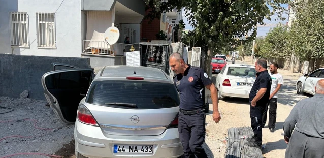 Bahçe Duvarına Çarpan Otomobilin Sürücüsü Yaralandı