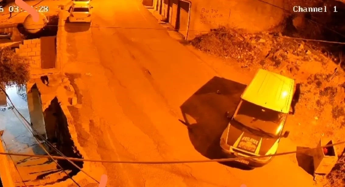 İlginç Hırsızlık Girişimi: Minibüsü İttiler Ama Çalamadılar