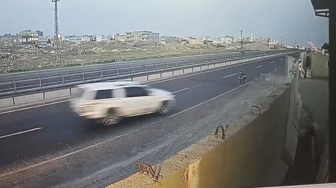 “Dur” İhtarına Uymayan Sürücü Polis Memuruna Çarpıp Kaçtı