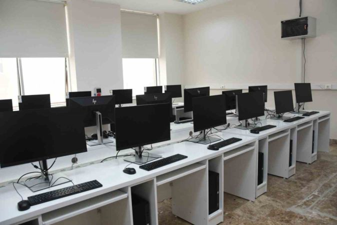 Üniversitesinde bilgisayar laboratuvarları hizmete girdi