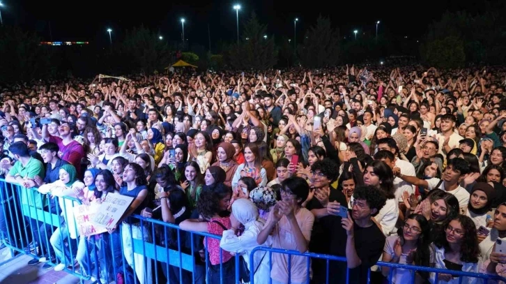 Gençler Pinhani Konserinde Coşku Dolu Bir Gece Yaşadı