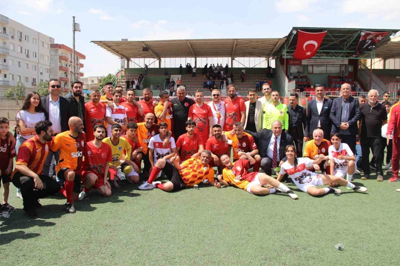 Galatasaray’ın Efsaneleri Gençlerle Dostluk Maçı Yaptı