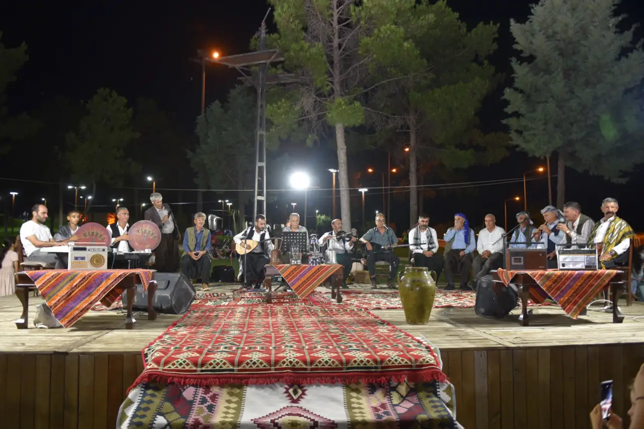 Dengbêjler Siverek Kalesi’nde Buluştu: Kadim Ezgiler Tarihi Mekânda Yankılandı
