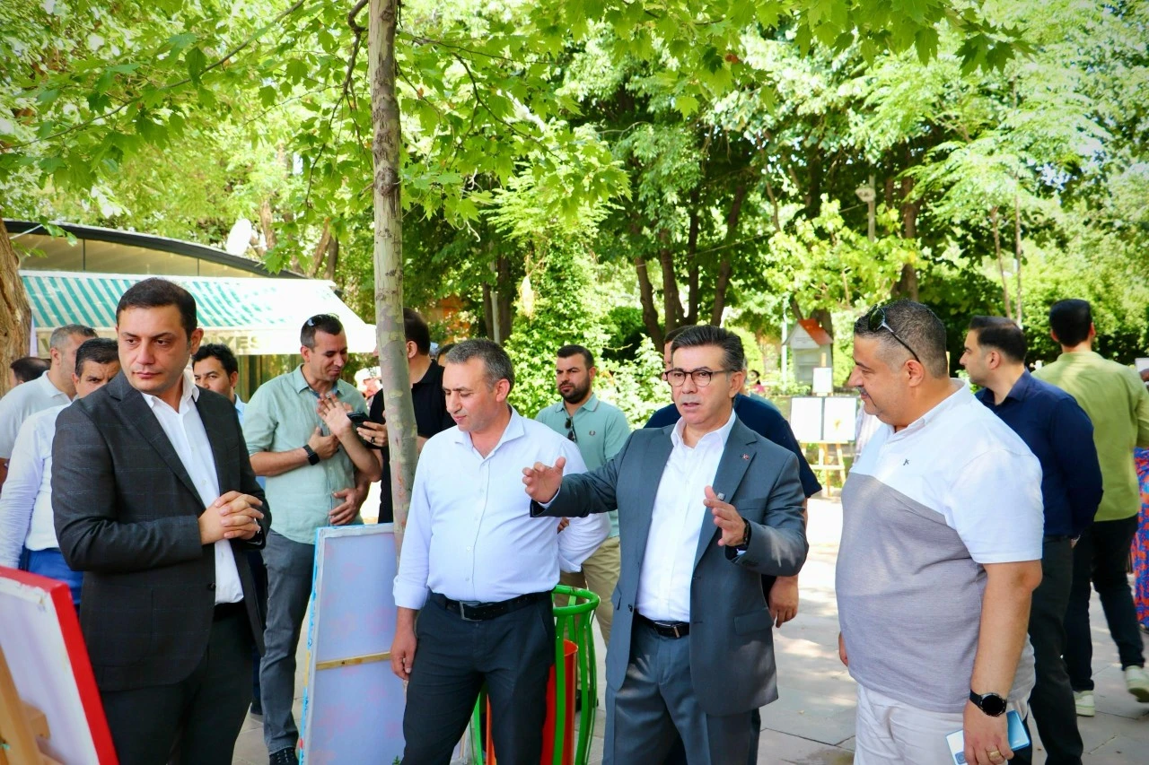 Siverek’te Bilim ve Sanat Merkezi Okul Müdürü Sertaç İlhan’dan Anlamlı Resim Sergisi: Fettahlı Parkı Sanatla Renklendi